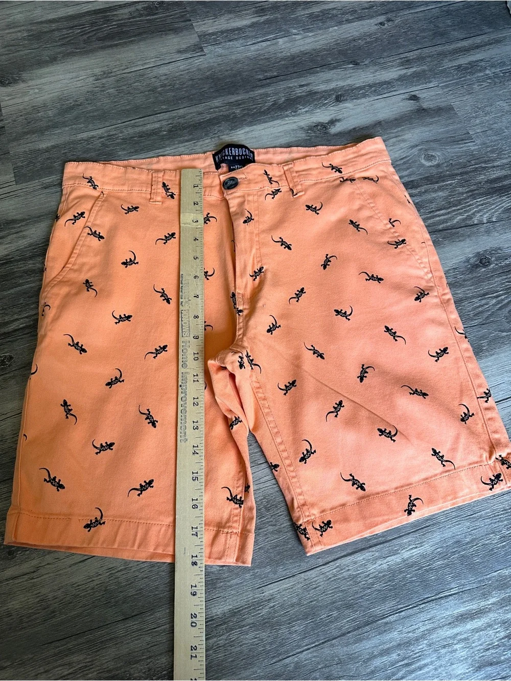Peach Flat-Front Shorts with Navy Lizard Print size 32